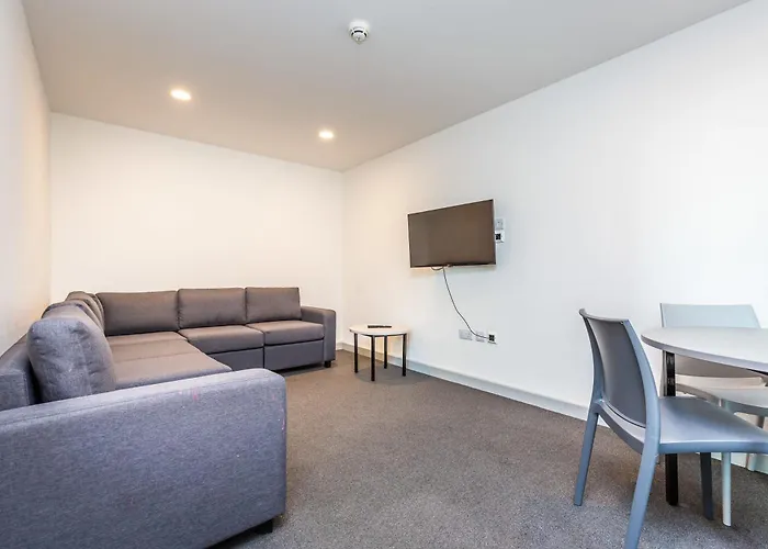 Ensuite Room With Shared Kitchen, Close To Centre- 18 Above