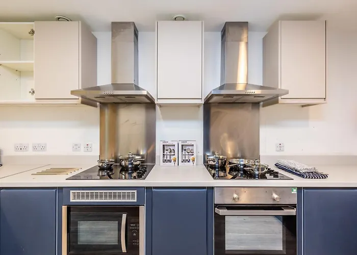 Ensuite Room With Shared Kitchen, Close To Centre- 18 Above