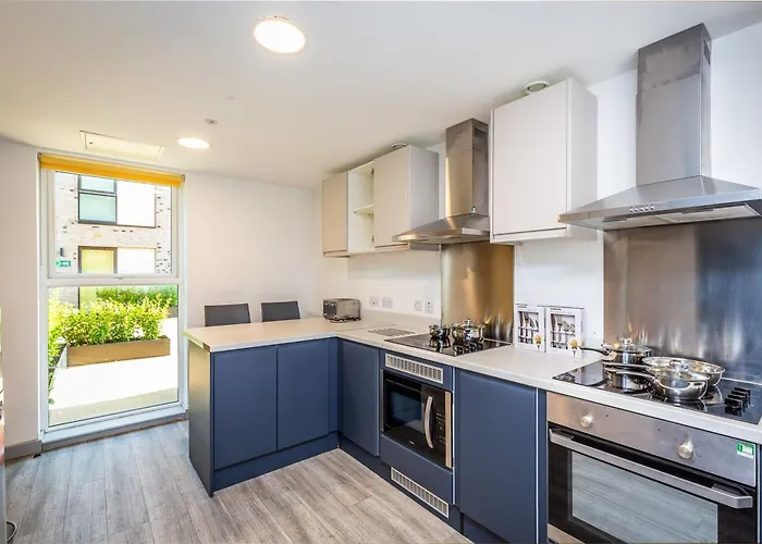 Ensuite Room With Shared Kitchen, Close To Centre- 18 Above